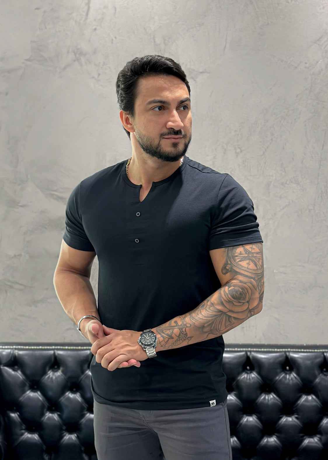 T-Shirt Básica Detail Botão