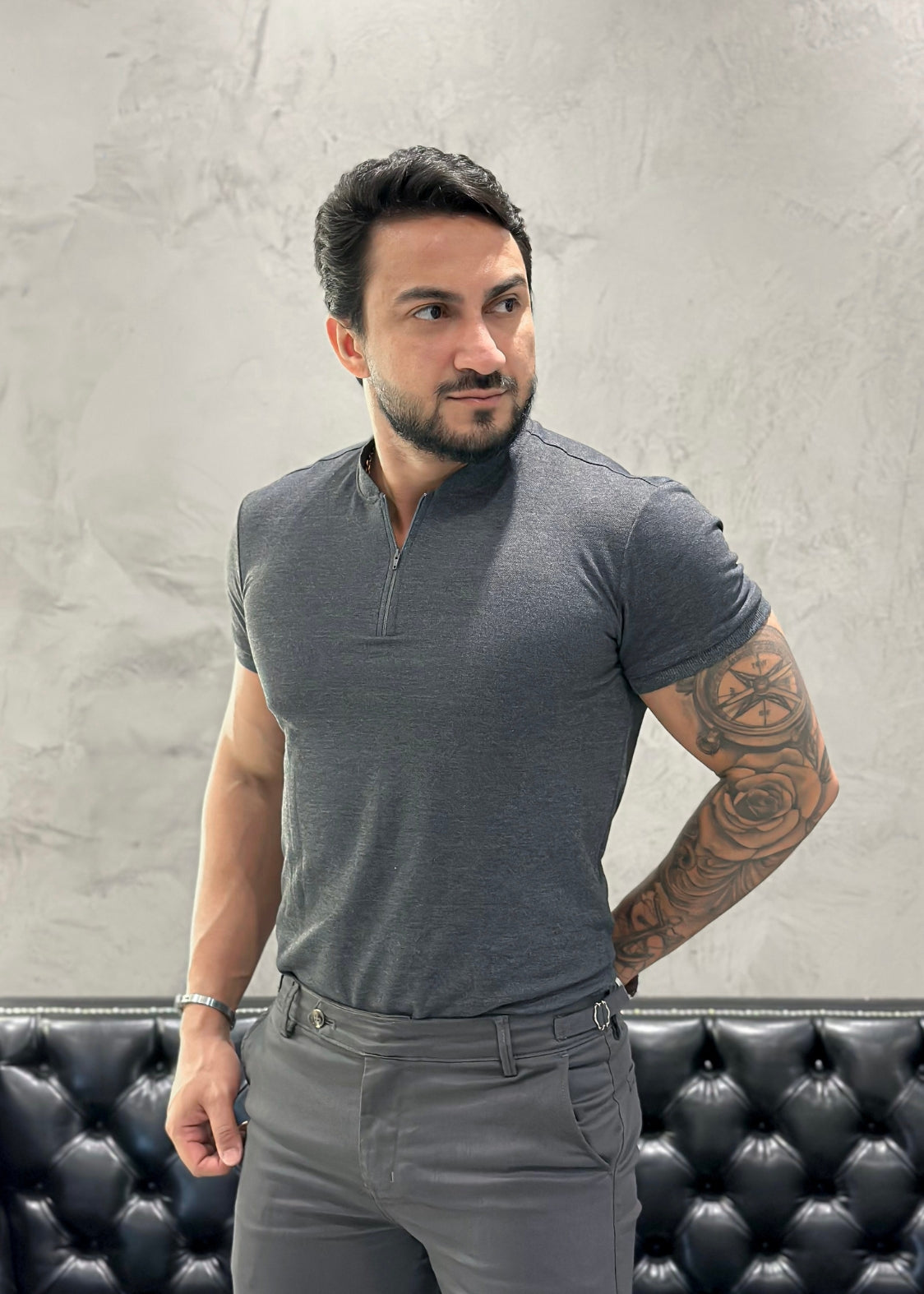 T-Shirt Básica Gola Zíper