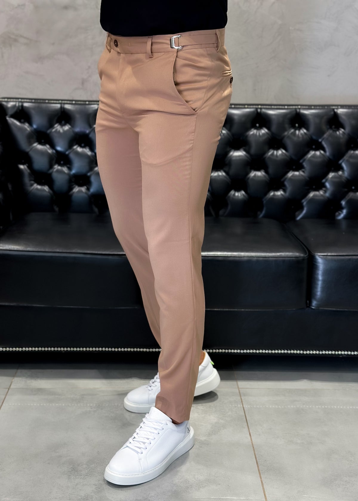 Calça Alfaiataria DL67 com Ajuste Lateral Marrom