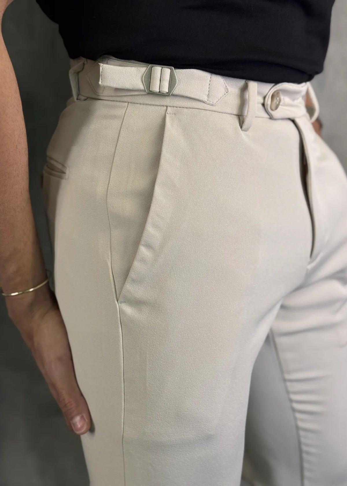 Calça Alfaiataria DL67 com Ajuste Lateral Areia
