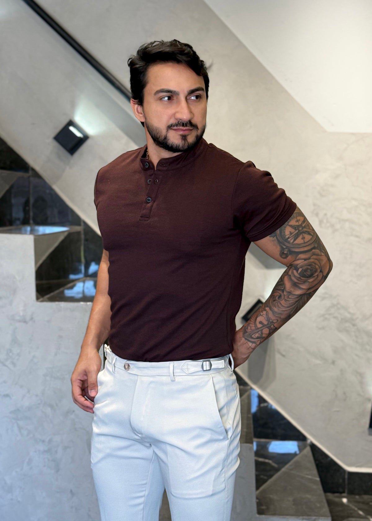 T-Shirt Básica Henley Marrom