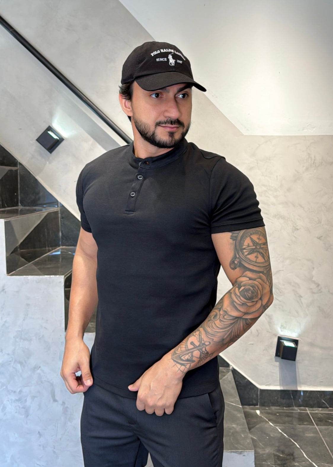 T-Shirt Básica Henley Preto