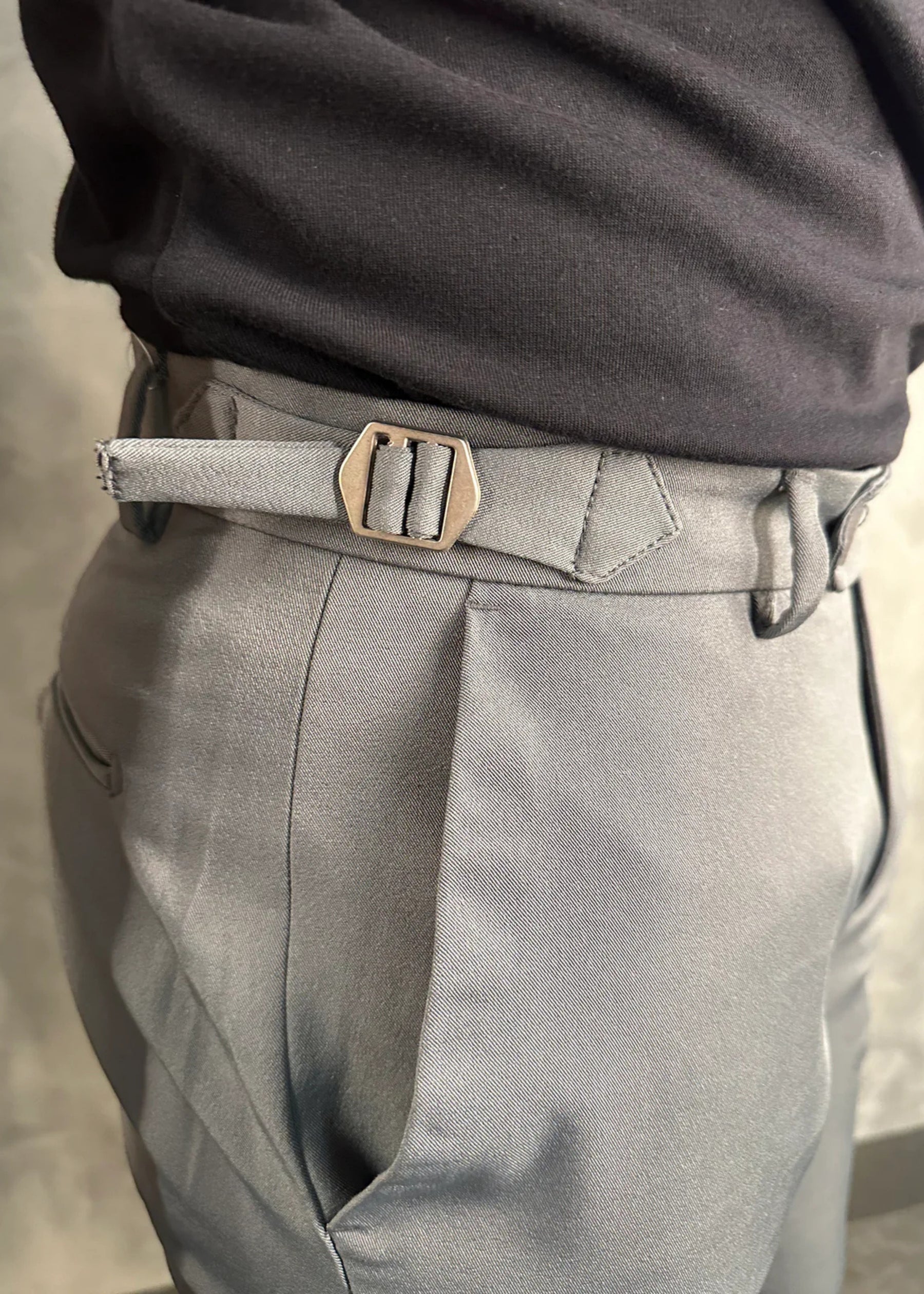 Calça Alfaiataria DL67 com Ajuste Lateral Chumbo