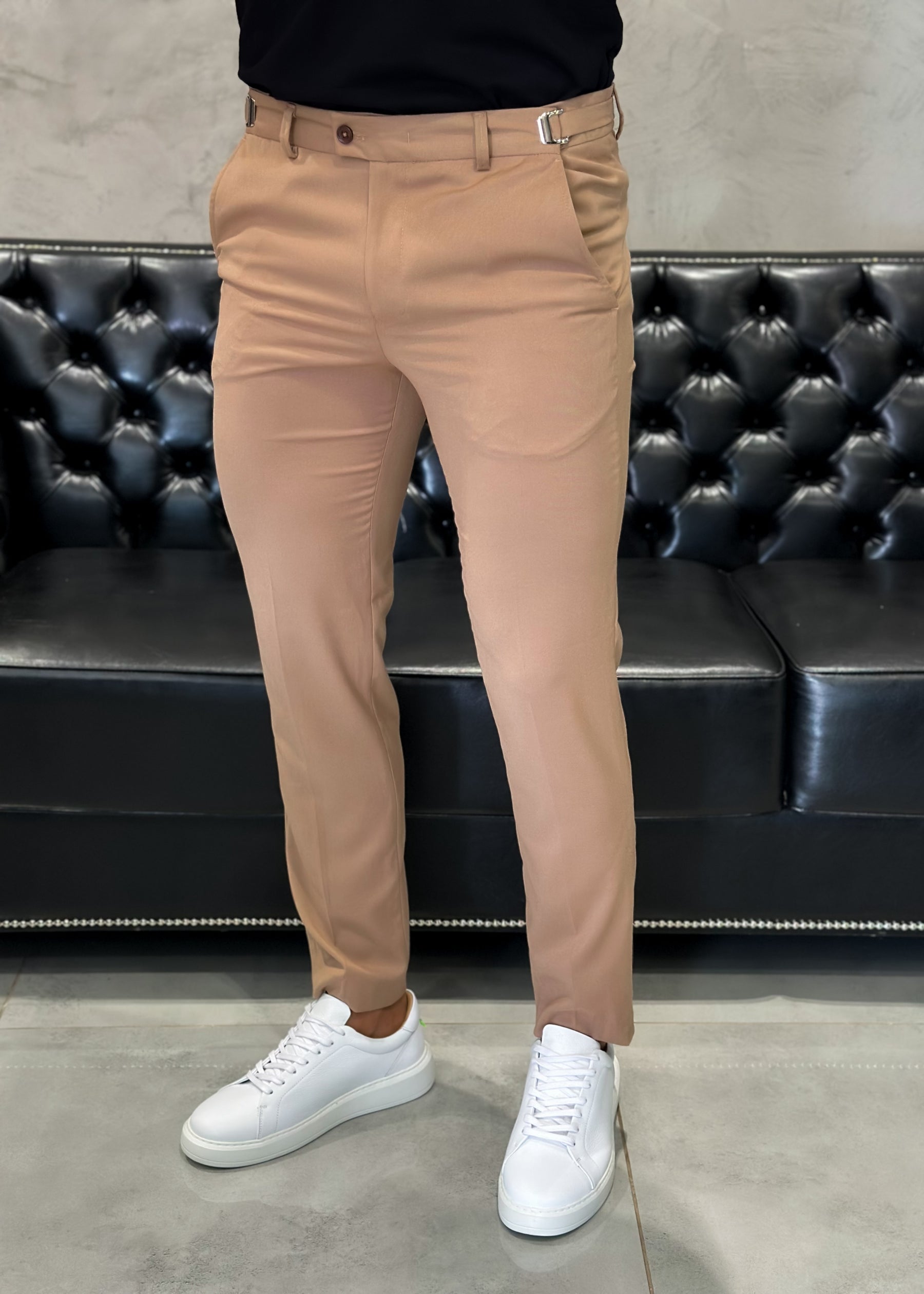 Calça Alfaiataria DL67 com Ajuste Lateral Marrom